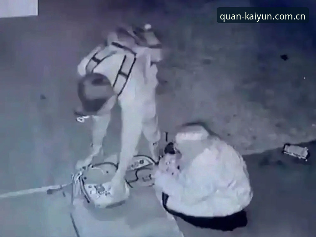 圈内人认这个旧版兼容入口 埃里克森再次倒地后,看懂心脏除颤器救命原理的三个关键细节